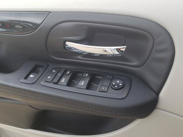 Used 2018 Dodge Grand Caravan SE w/ UConnect Hands-Free Group FWD image 25