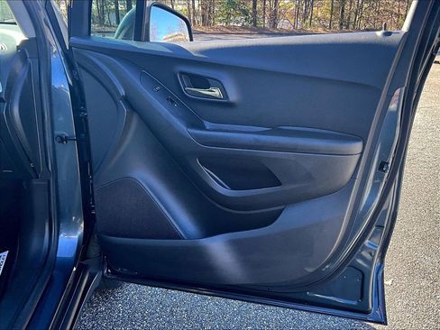 Certified 2022 Chevrolet Trax LT w/ LT Convenience Package image 26