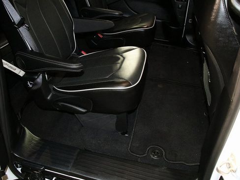 Used 2025 Chrysler Pacifica Limited image 30