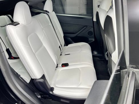 Used 2024 Tesla Model Y Long Range AWD/4WD image 17