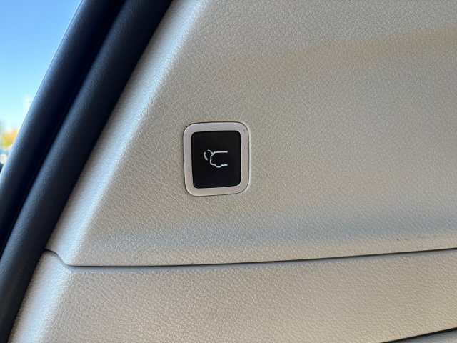 Used 2023 Chrysler Pacifica Touring-L FWD image 18