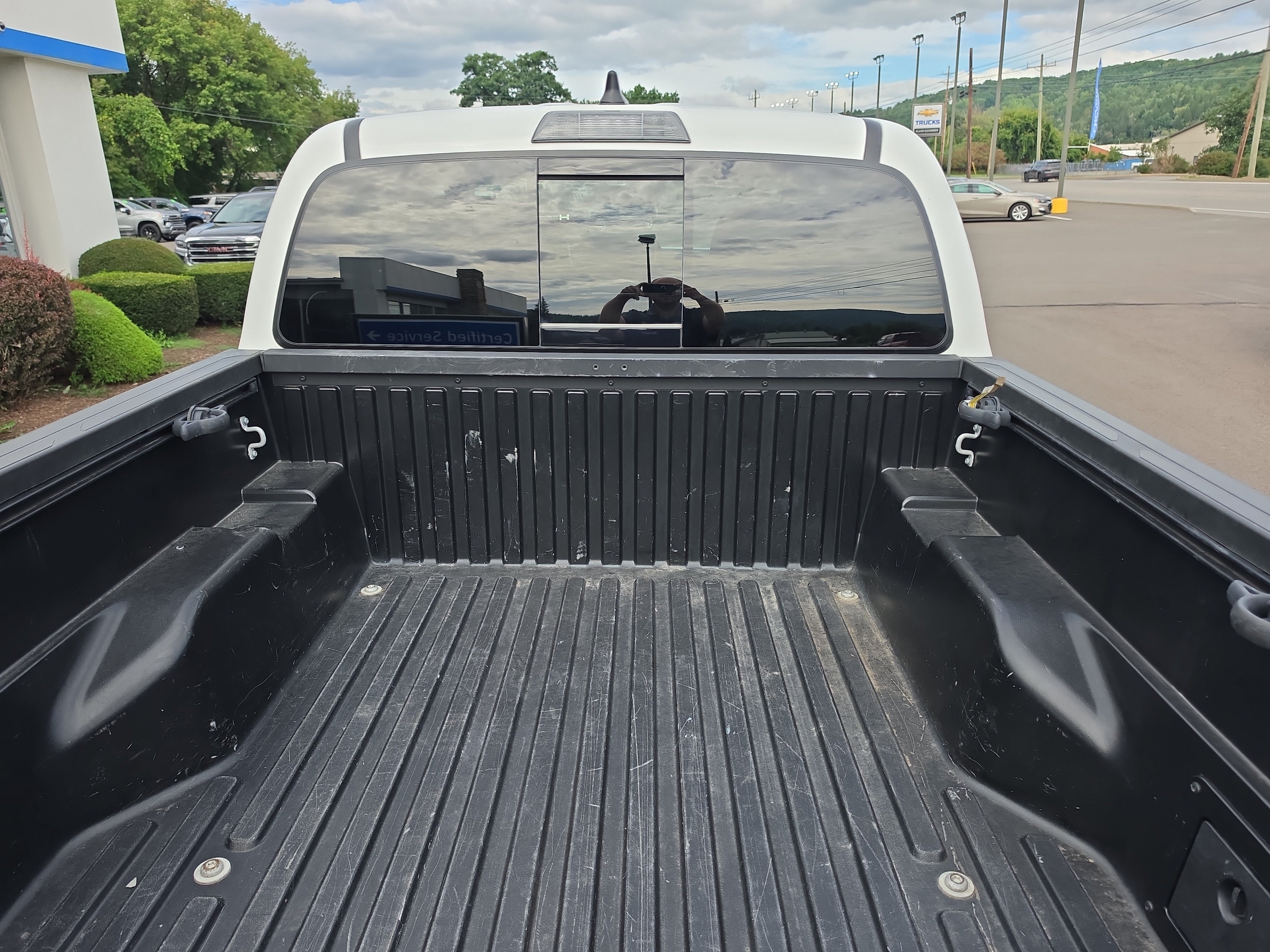 Used 2022 Toyota Tacoma SR5 w/ Technology Package AWD/4WD image 4