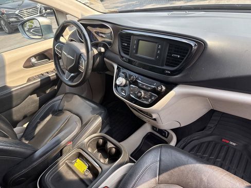 Used 2017 Chrysler Pacifica Touring-L FWD image 31