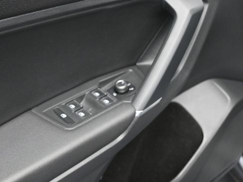 Used 2018 Volkswagen Tiguan SE image 16