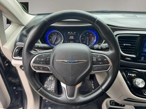 Used 2017 Chrysler Pacifica Touring-L FWD image 15