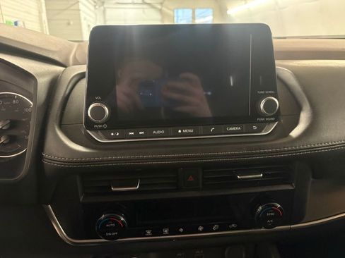 Used 2023 Nissan Rogue SV image 22