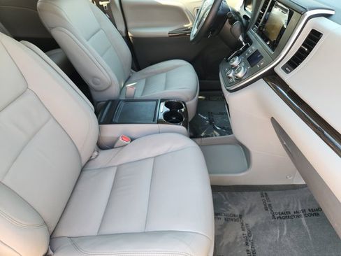 Used 2017 Toyota Sienna XLE Premium image 13