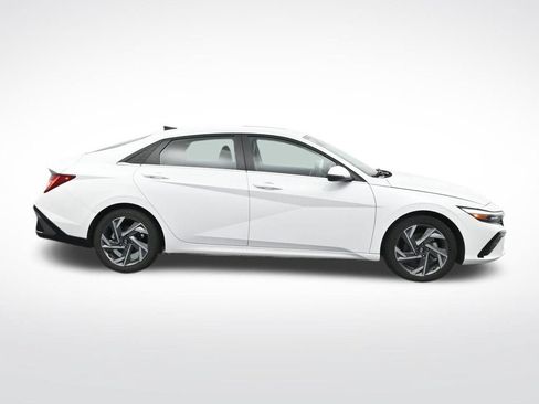 Used 2025 Hyundai Elantra Limited FWD image 4