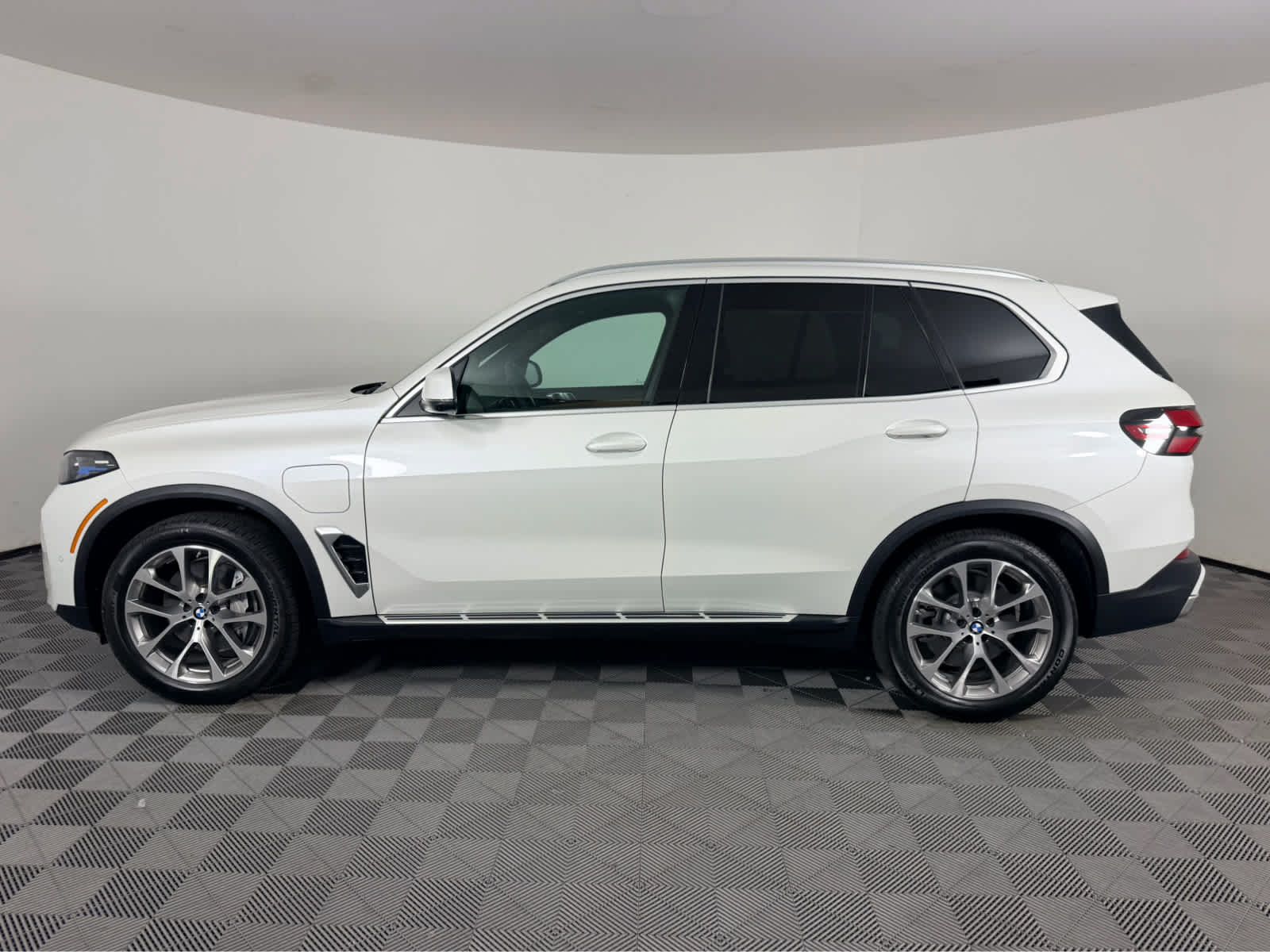 Used 2026 BMW X5 xDrive50e w/ Executive Package AWD/4WD image 6