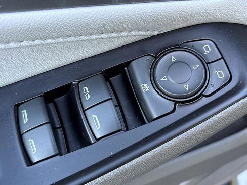 Used 2020 Chevrolet Traverse LT image 18