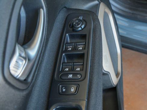 Used 2017 Jeep Renegade Latitude FWD image 24