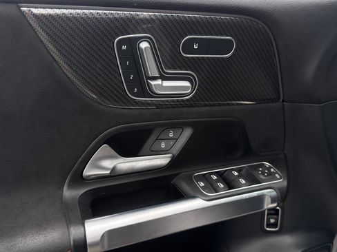 Used 2021 Mercedes-Benz GLB 250 4MATIC image 14