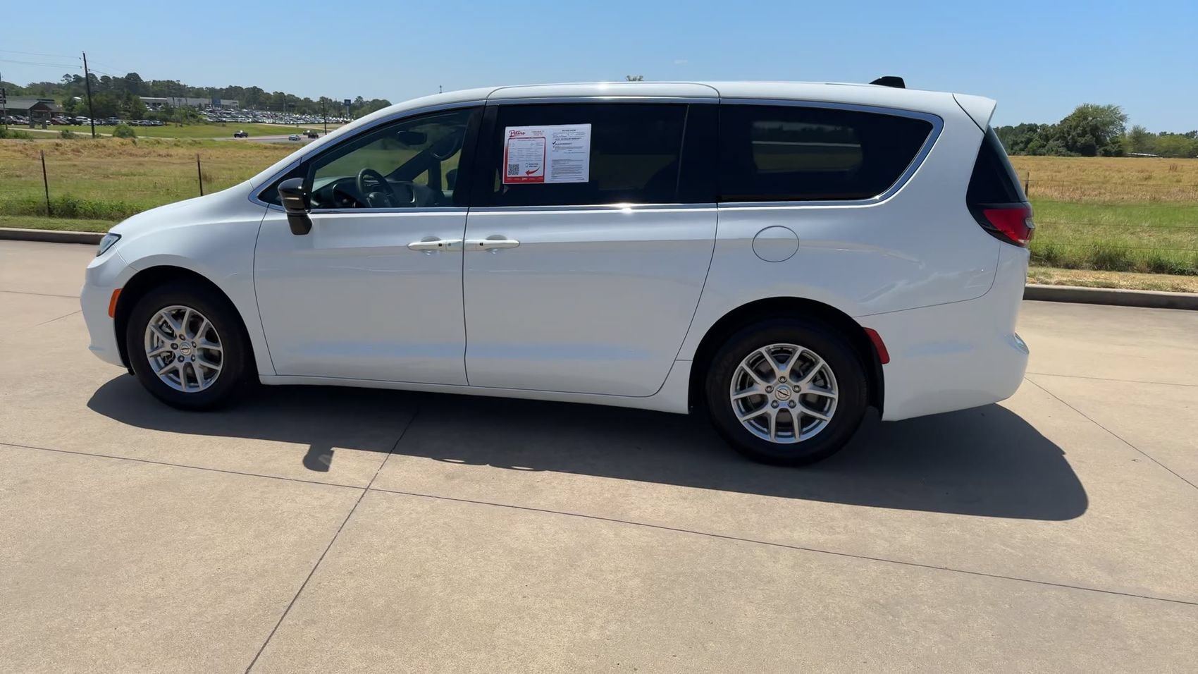 Used 2025 Chrysler Pacifica Select FWD image 6