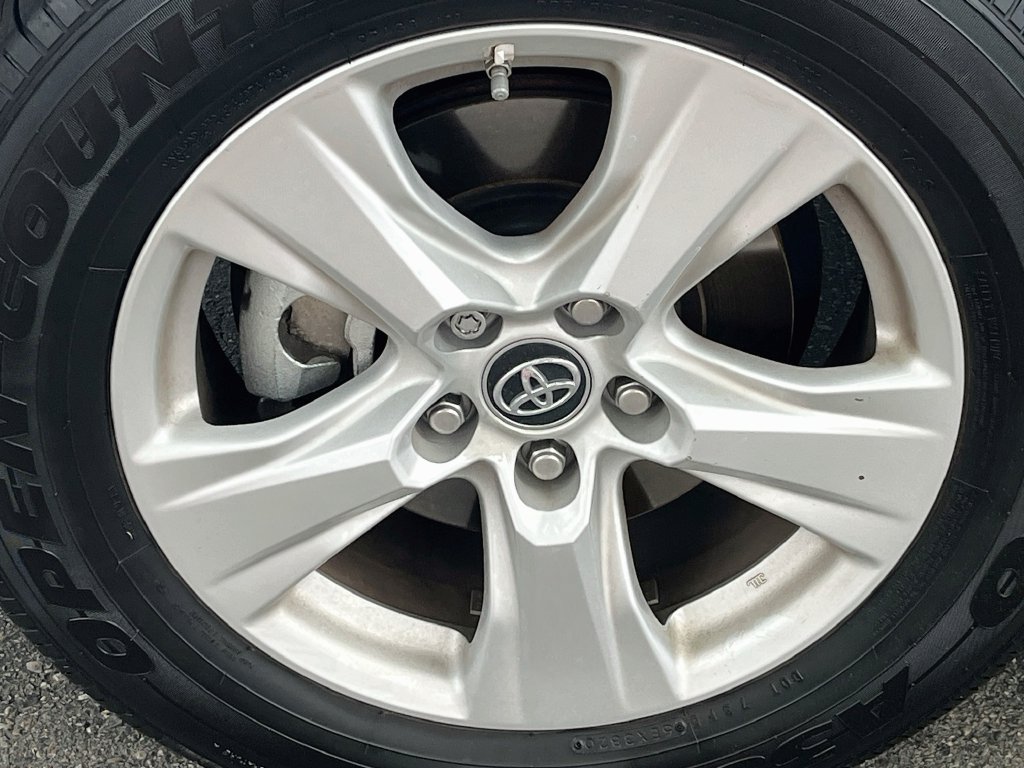 Used 2021 Toyota RAV4 LE AWD/4WD image 29