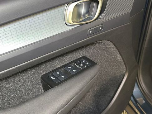 Used 2021 Volvo XC40 T5 Momentum w/ Premium Package image 19