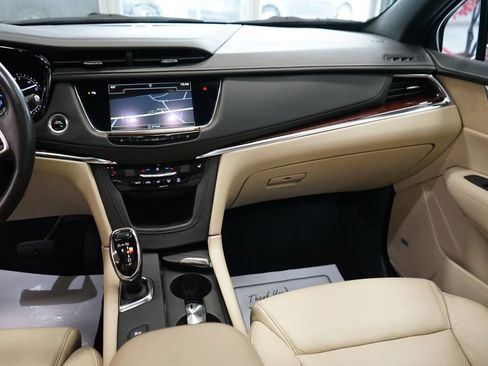 Used 2017 Cadillac XT5 Luxury w/ Driver Awareness Package AWD/4WD image 13