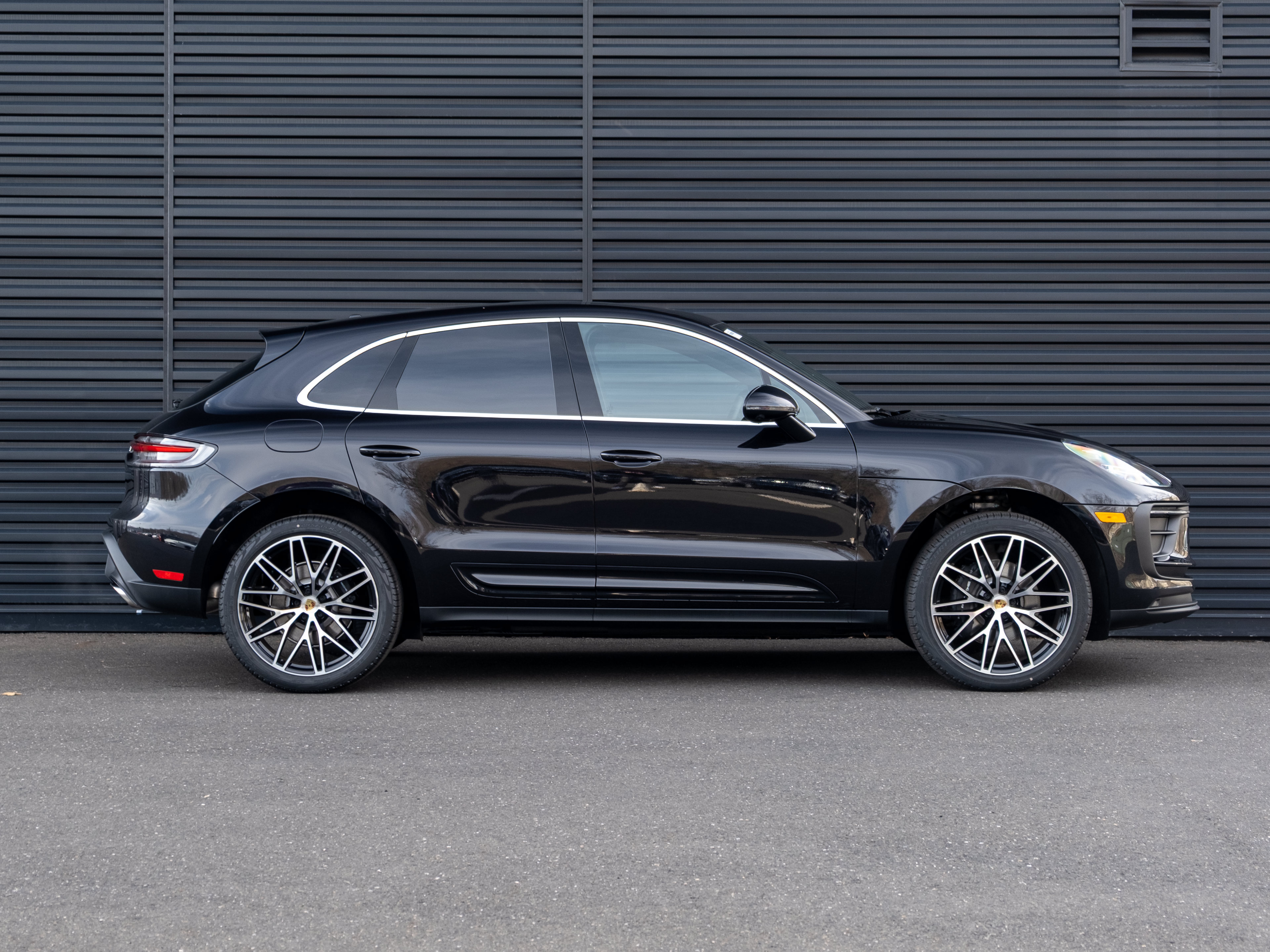 Certified 2026 Porsche Macan AWD/4WD image 9