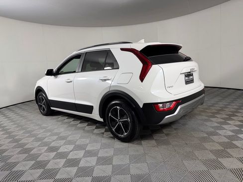 Used 2025 Kia Niro LX image 9