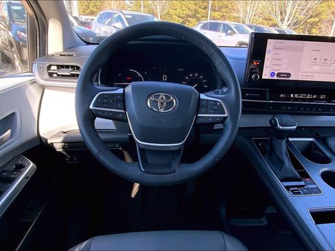 Used 2025 Toyota Sienna XLE image 6