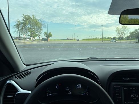 Used 2025 Kia Soul LX w/ LX Technology Package image 32