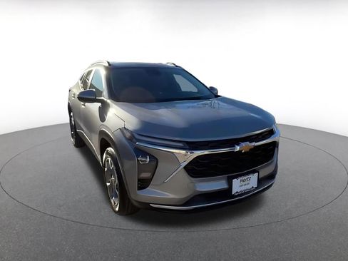 Used 2025 Chevrolet Trax LT image 3