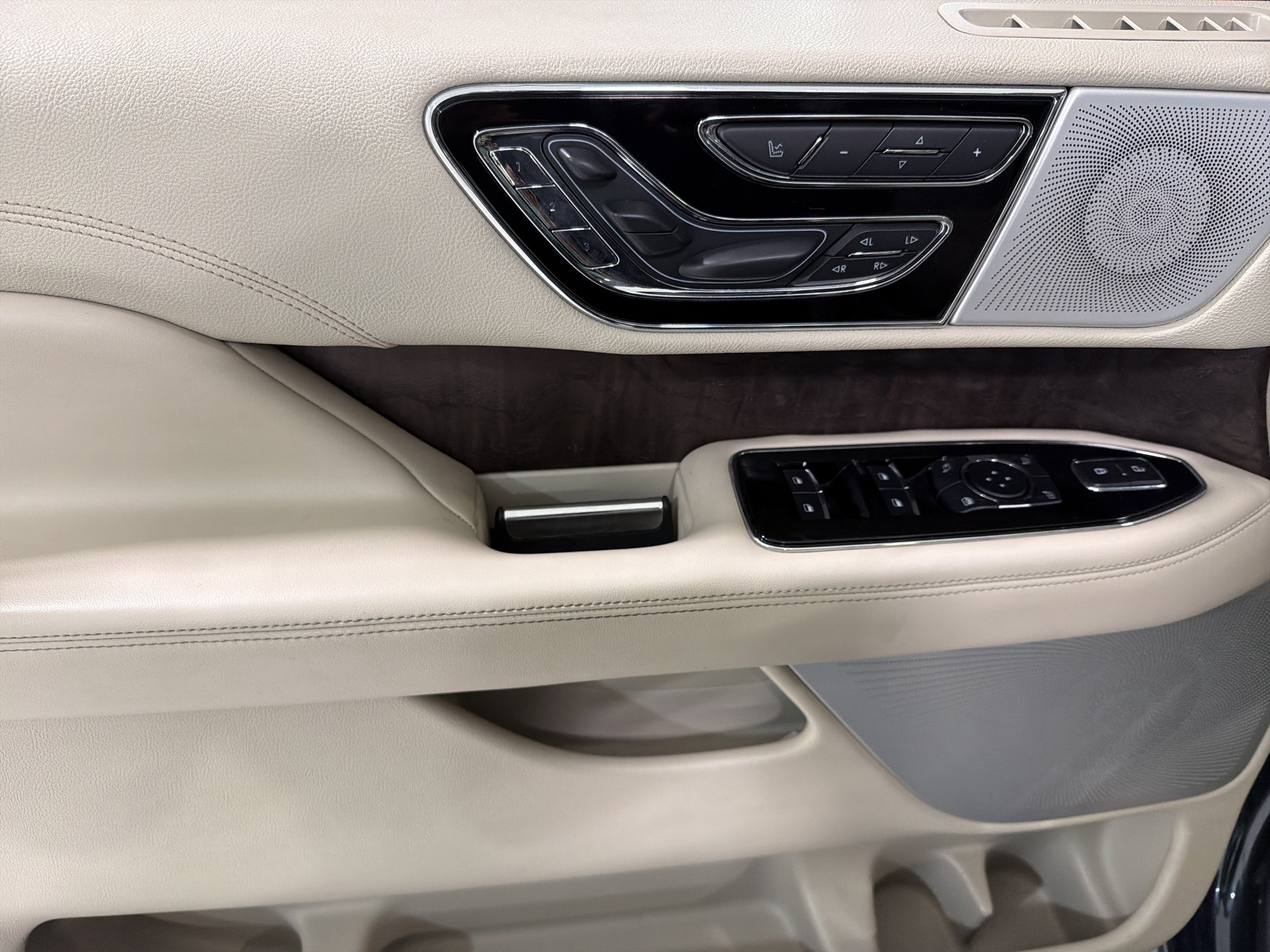 Used 2021 Lincoln Navigator Reserve w/ Luxury Package AWD/4WD image 15