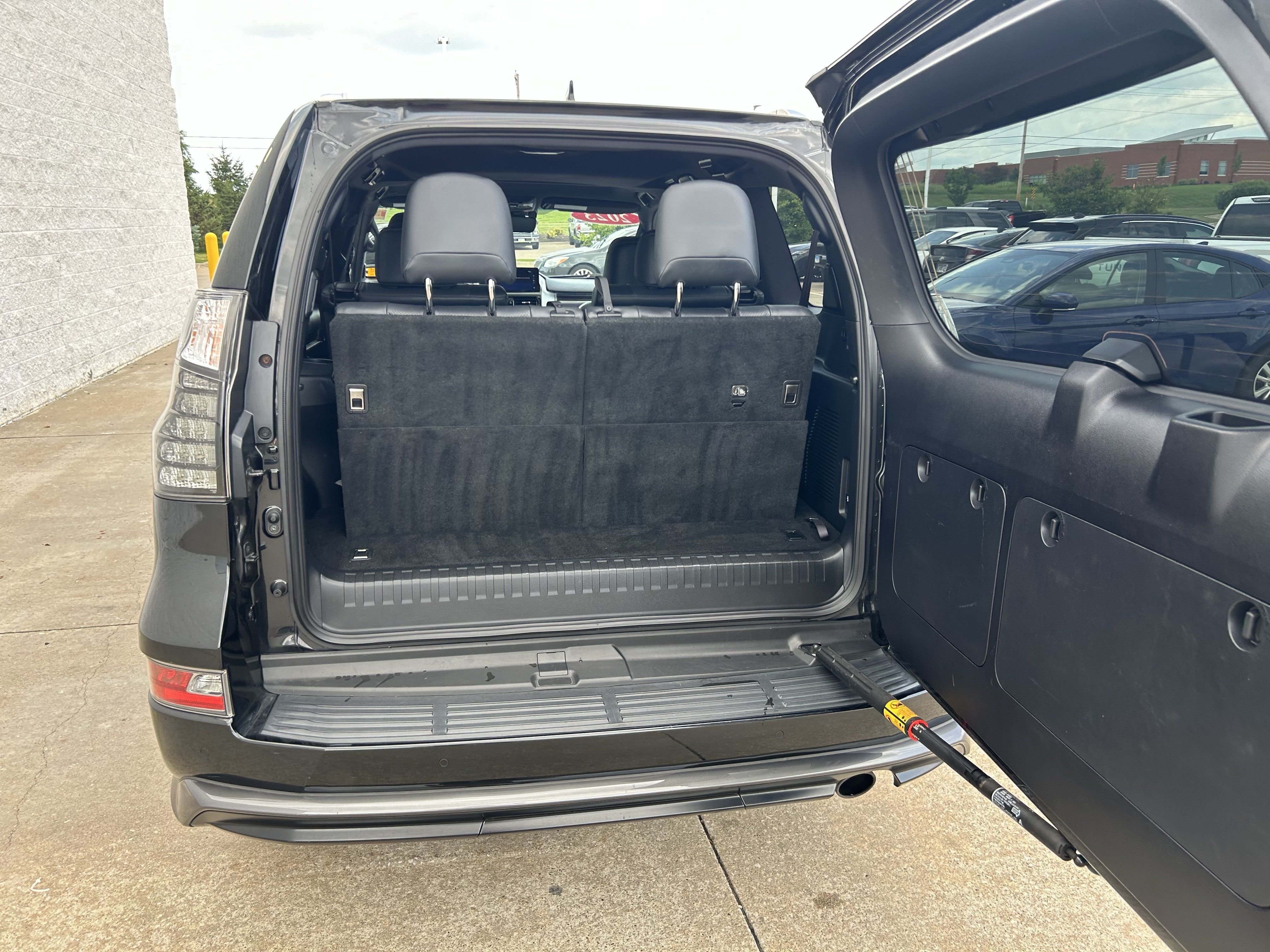 Used 2023 Lexus GX 460 Luxury w/ Sport Design Package AWD/4WD image 23