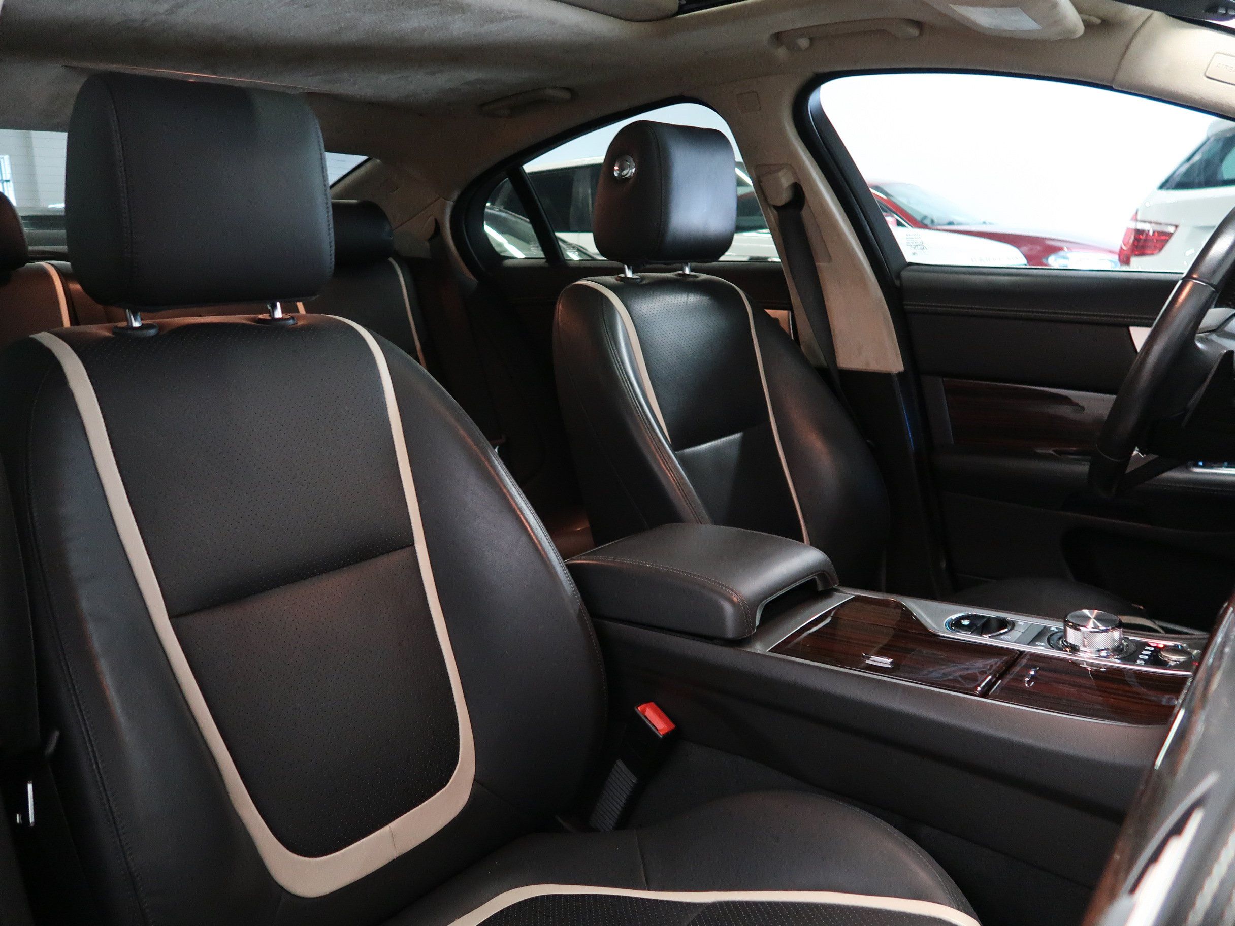 Used 2012 Jaguar XF Portfolio RWD image 13