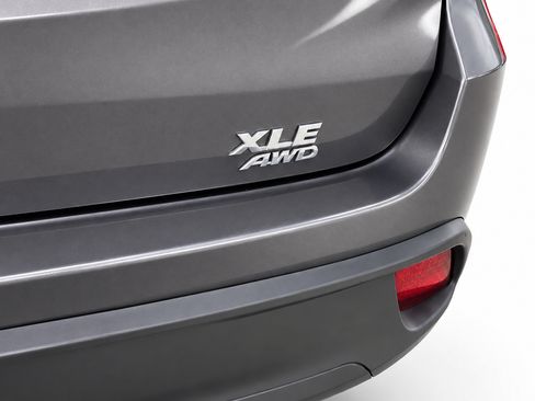Used 2019 Toyota Highlander XLE AWD/4WD image 14