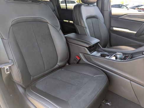 New 2025 Jeep Grand Cherokee L Altitude image 8