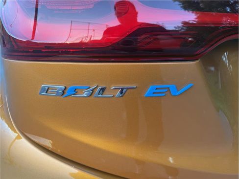 Used 2017 Chevrolet Bolt Premier w/ Driver Confidence II Package image 11