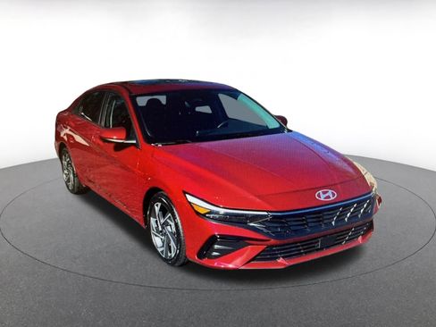 Used 2025 Hyundai Elantra Limited image 3