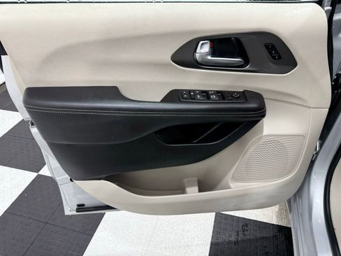 Used 2024 Chrysler Pacifica Touring-L image 14