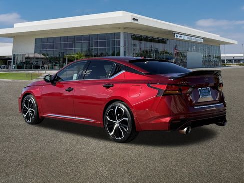 Used 2023 Nissan Altima 2.5 SR w/ SR Premium Package image 8