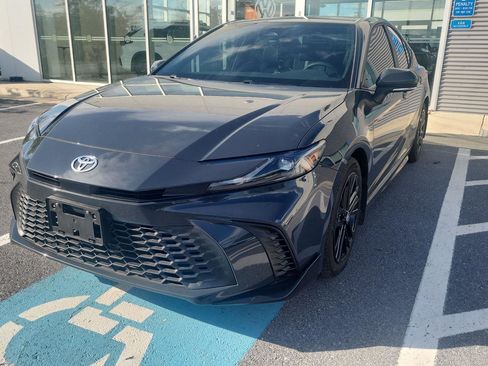 Used 2025 Toyota Camry SE w/ Convenience Package FWD image 2