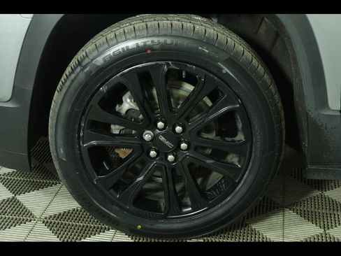 Used 2023 GMC Acadia SLT w/ Elevation Edition image 17