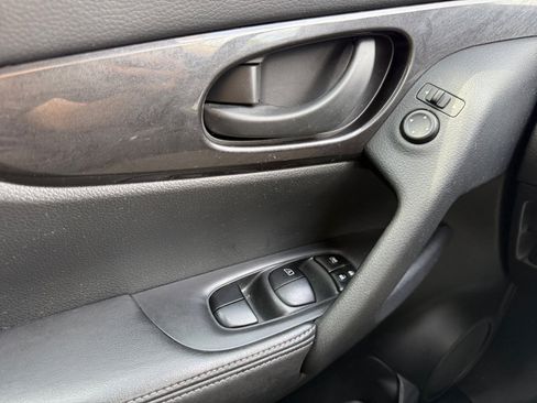 Used 2020 Nissan Rogue S FWD image 36