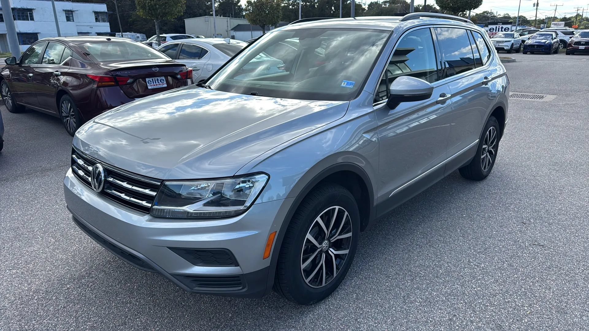 Used 2021 Volkswagen Tiguan SE w/ Panoramic Sunroof Package FWD image 3
