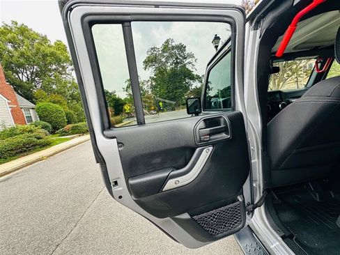 Used 2018 Jeep Wrangler Unlimited Sahara w/ Connectivity Group AWD/4WD image 29