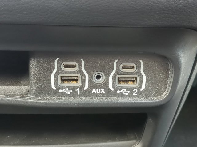 Used 2025 Chrysler Pacifica Select FWD image 26