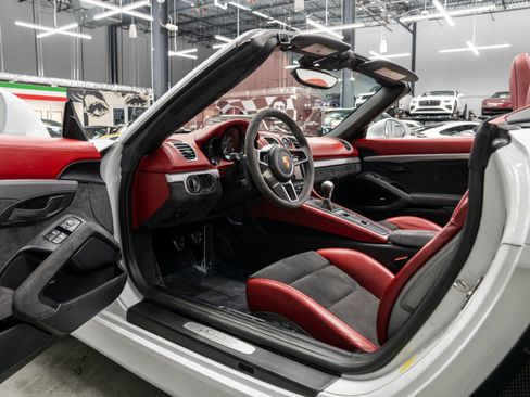 Used 2016 Porsche Boxster Spyder RWD image 23