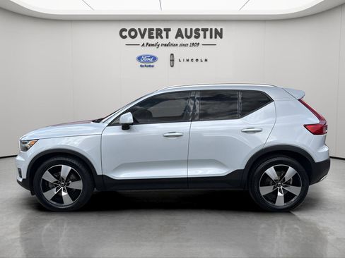 Used 2022 Volvo XC40 T5 Momentum w/ Premium Package image 2