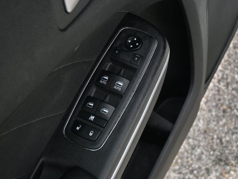 Used 2019 Dodge Charger SXT w/ Driver Confidence Group RWD image 15
