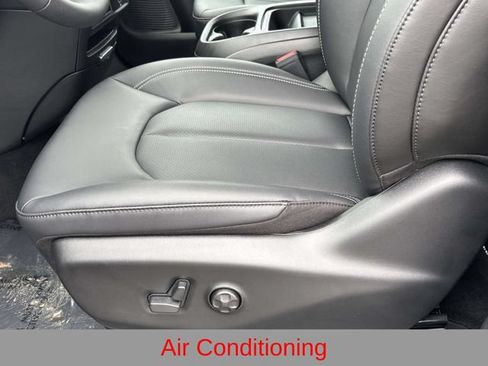New 2027 Chrysler Pacifica Select FWD image 16