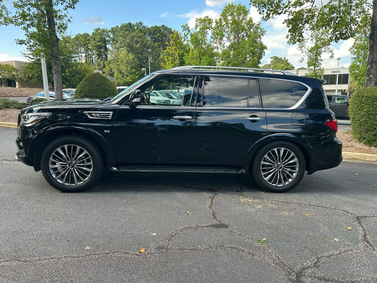 Used 2019 INFINITI QX80 Luxe w/ 22" Wheel Package AWD/4WD image 2