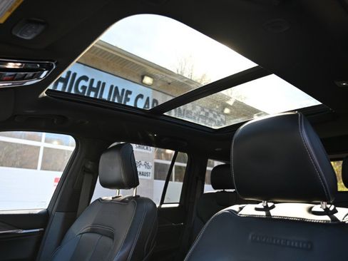 Used 2023 Jeep Grand Cherokee Overland AWD/4WD image 2