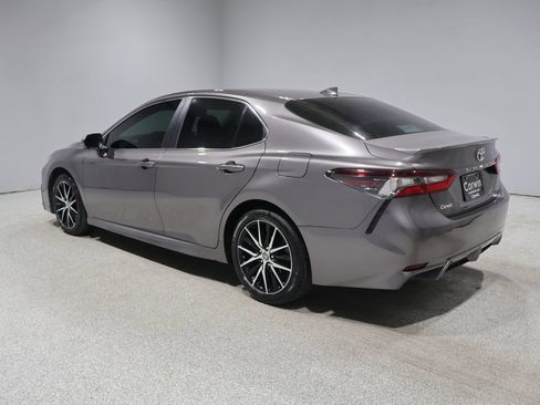 Used 2022 Toyota Camry SE w/ Convenience Package FWD image 4
