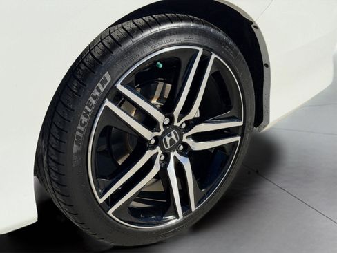 Used 2017 Honda Accord Touring image 11