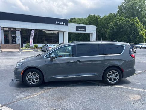 Used 2022 Chrysler Pacifica Limited FWD image 5