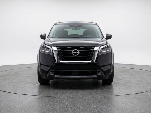Used 2025 Nissan Pathfinder SV image 2